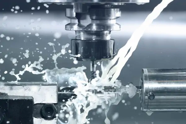 عکس پاشش آب به طرفین هنگام دریل زنی با مته دستگاه دریل زنی ستونی