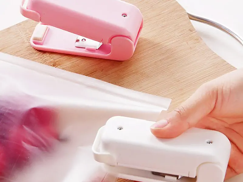 عکس دستگاه دوخت پلاستیک در حال مهر و موم کردن پلاستیک میوه