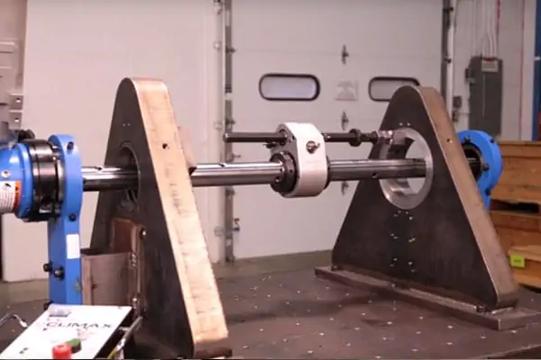 عکس از ماشین بورینگ و دریل cnc که بر روی پایه های مثلثی قرار گرفته اند.