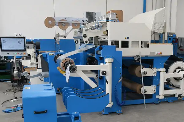 عکس دستگاه سیم پیچ آبی و سفید