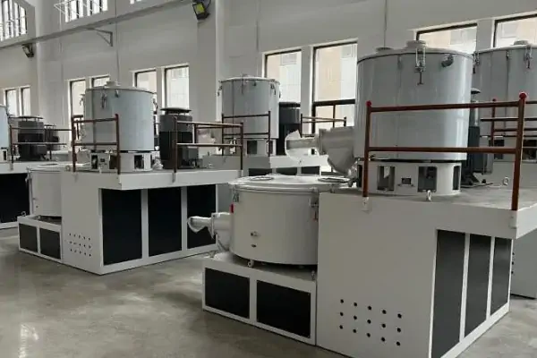 عکس از دستگاه میکسر مواد  پلاستیک در محوطه کارگاه