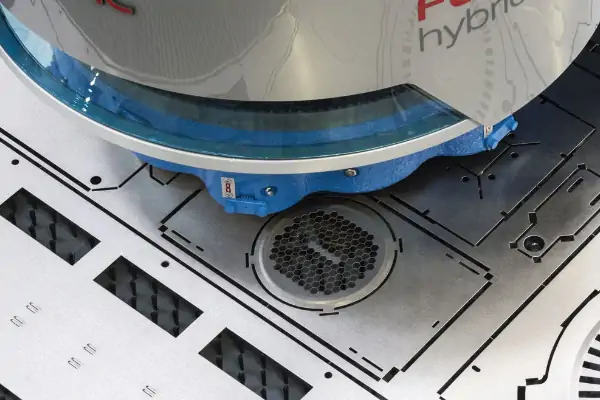 عکس پانچ زدن با دستگاه پانچ صنعتی