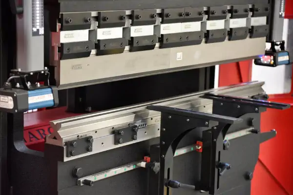 عکس دستگاه پرس برک cnc در کارخانه