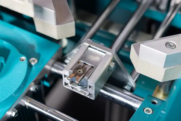 عکس قالب گوشه ای مانند  دستگاه گوشه تمیز کن پروفیل UPVC