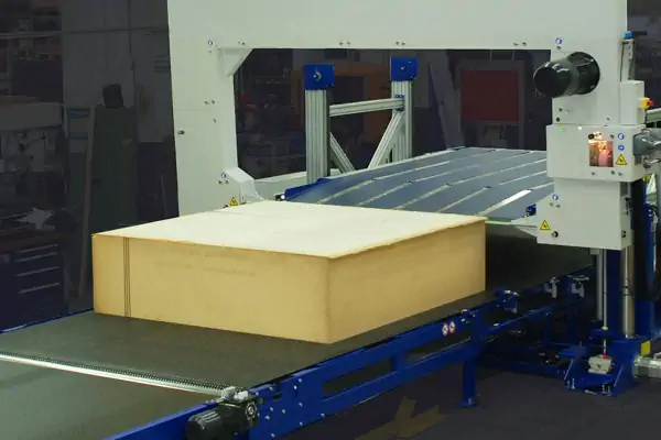 عکس یونولیت زرد رنگ در دستگاه برش فوم قبل از فرایند برش