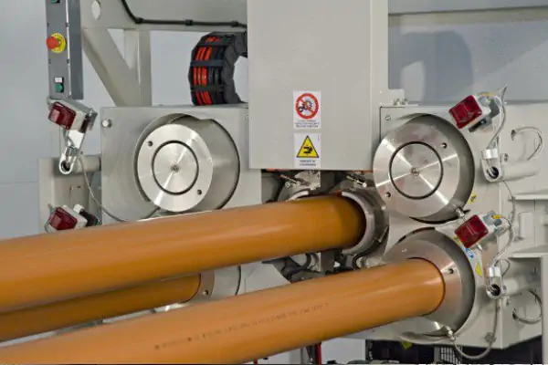 عکس لوله نارجی کم رنگ همراه با دستگاه انبساط سر لوله