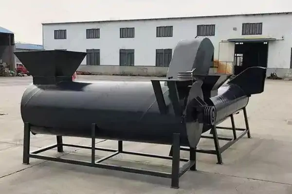 عکس دستگاه خشک کن پلاستیک سیاه رنگ در فضای باز بیرون کارگاه