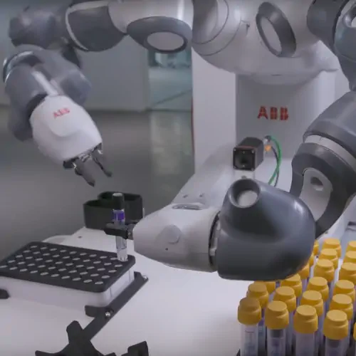 عکس رباط های مشارکتی سفید و خاکستری رنگ در بالای ویال با سر زرد