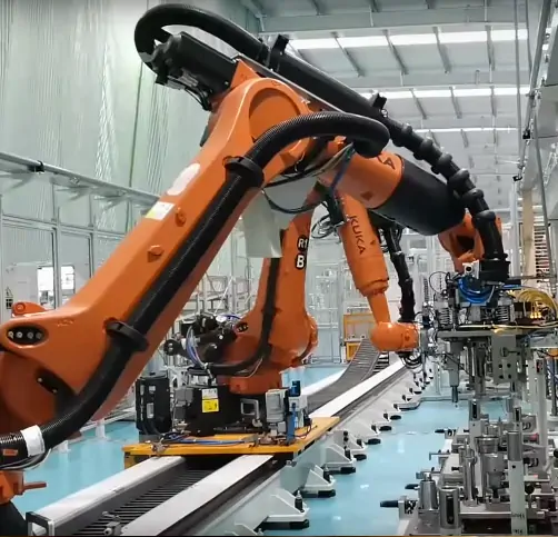 رباط مفصلی بزرگ نارنجی رنگ در خط تولید