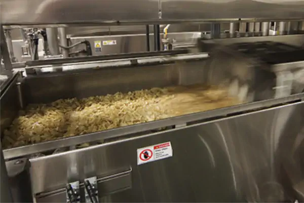 عکس از سیب زمینی سرخ کرده دردستگاه سرخ کن صنعتی