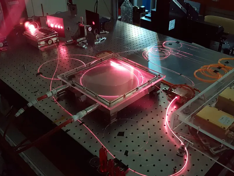 عکس سورس لیزر فایبر روی میز