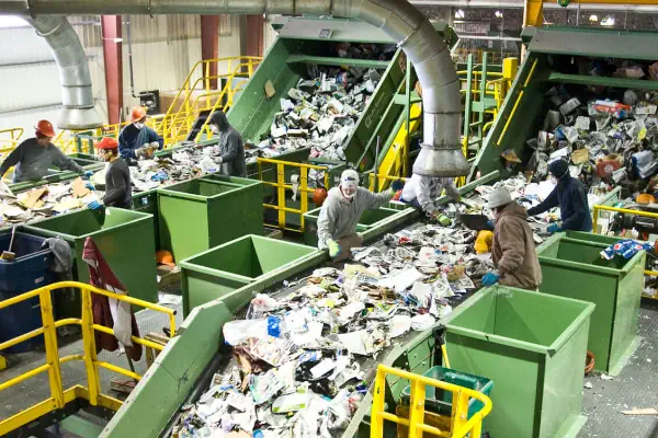 عکس دستگاه مدیریت پسماند به همراه کارگران