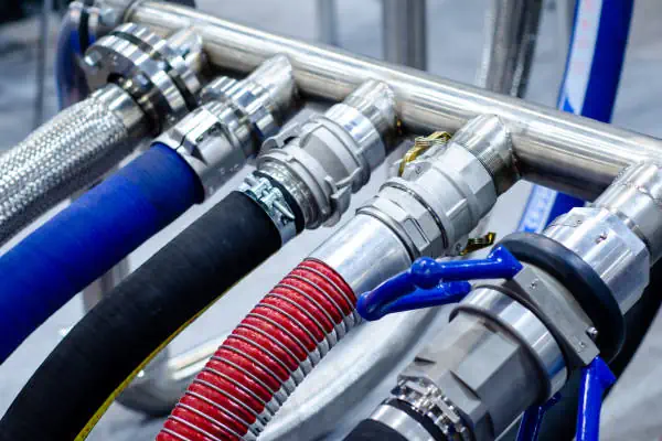 عکس شلنگ  صنعتی با مهره استیل در رنگ های قرمز و آبی و سیاه کنار هم