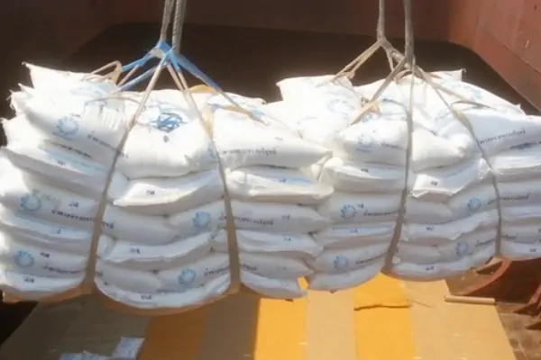 عکس کیسه های شکر در حال بارگیری