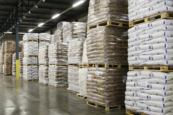 عکس مواد اولیه لبنیات در انبار