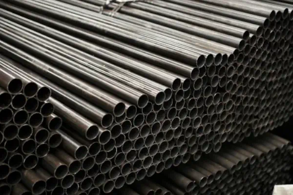 عکس مجموعه ای از لوله های آهن در آفتاب و محیط باز