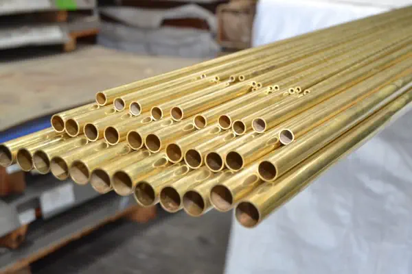 لوله برنجی زرد رنگ به صورت خوشه ای در کارگاه