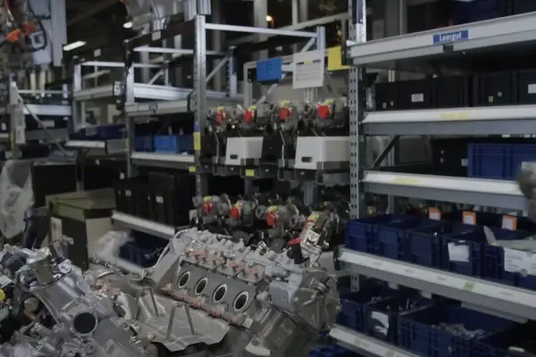 عکس کارگاه موتور دیزل صنعتی