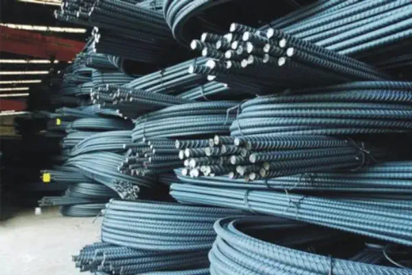 عکس میلگرد خاکستری رنگ به صورت خوشه های دایره ای کنار هم قرار گرفته