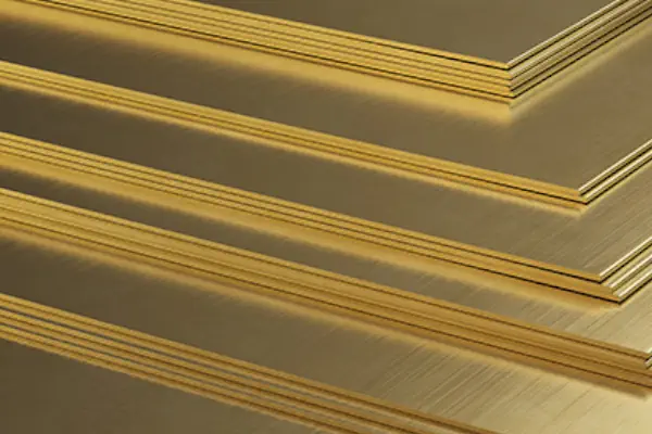 ورق های زرد زنگ برنجی که به صورت طبقه روی هم قرار گرفته اند.