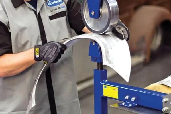 عکس یک مرد در حال صاف کردن ورق با دست