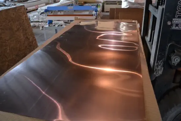 عکس چند ورق مس روی میز