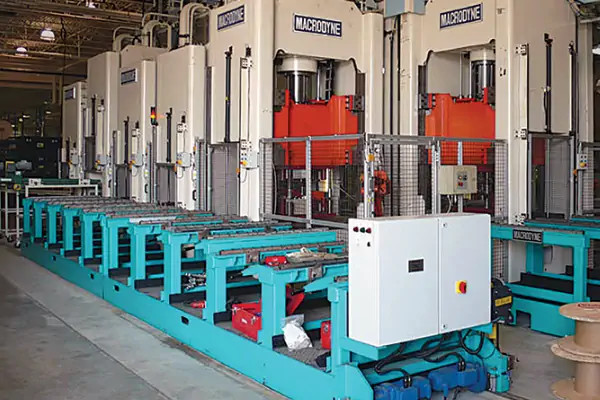 نمای کلی از دستگاه پرس هیدرولیک  در کارگاه به همراه تابلو کوچک کنترل