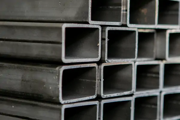 عکس پروفیل های آهن کنار هم که به صورت مربع است.