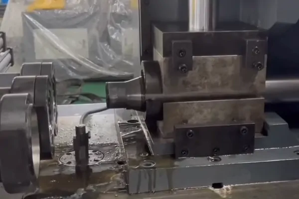 عکس پرس لوله آهنی در دستگاه پرس