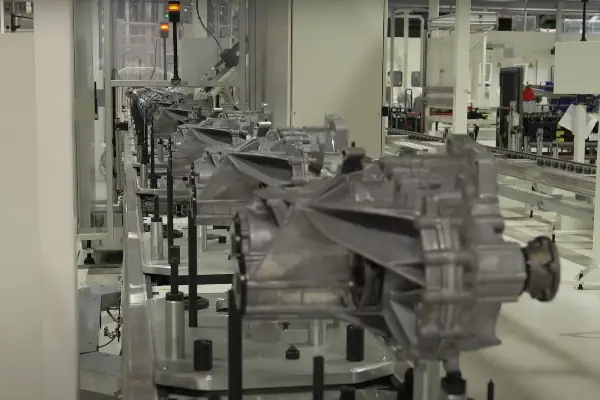 عکس گیربکس صنعتی در محیط کارگاهی با دکور رنگ سفید