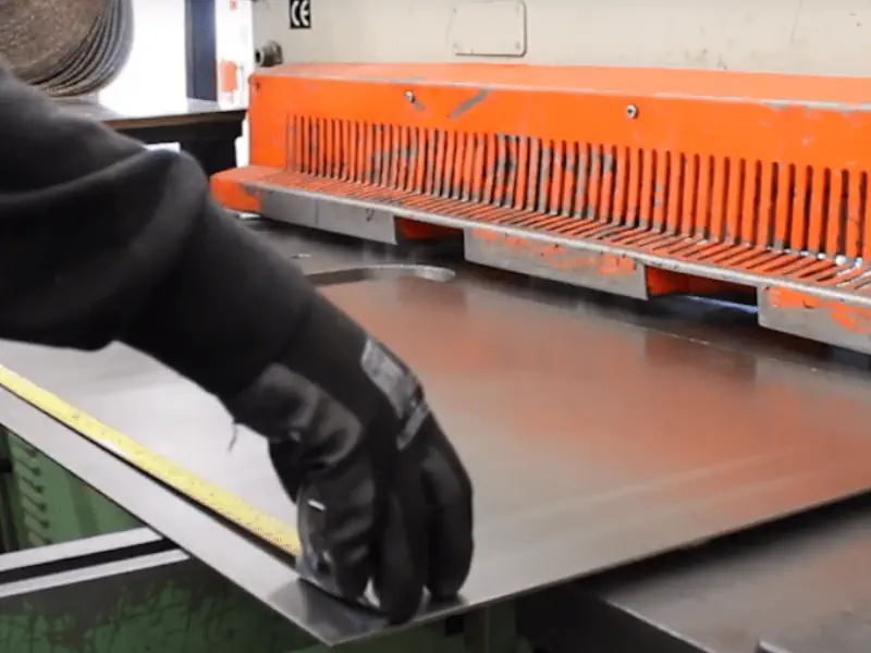 عکس ورق آلومینیومی زیر دستگاه گیوتین برش ورق