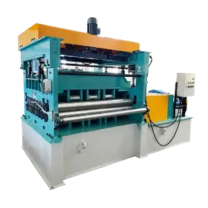 عکس دست یک مرد در حال صاف کردن ورق میله