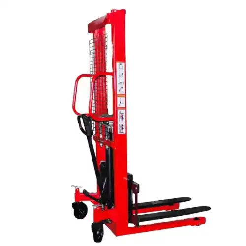 عکس بالابر هیدرولیکی قرمز رنگ در زمینه سفید