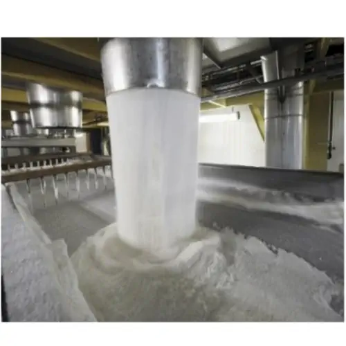 عکس شکر در حال ریخته شدن از خروجی بالایی