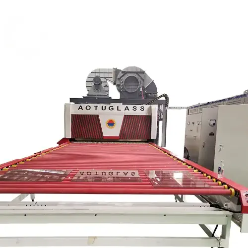 عکس شیشه روی نوار نقاله قرمز در دستگاه تولید شیشه فلت