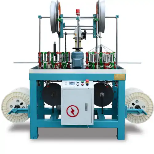 عکس کابل آبی و کابل سیاه و قرمز تلویزیون در کنار دستگاه اتوماتیک بافت سیم و کابل