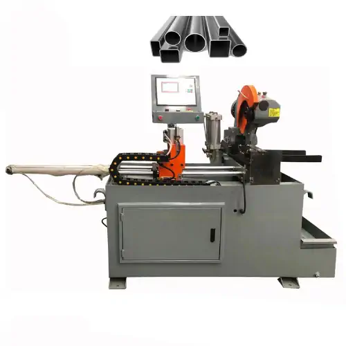 عکس لوله استیل خاکستری در کنار دستگاه برش لوله و پروفیل فلزی