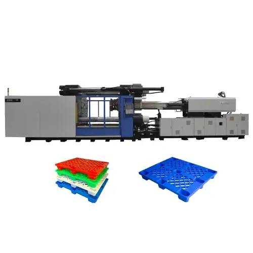 عکس پالت پلاستیکی آبی در کنار پالت های آبی و دستگاه تزریق پالت پلاستیکی سبز و قرمز و زرد و
