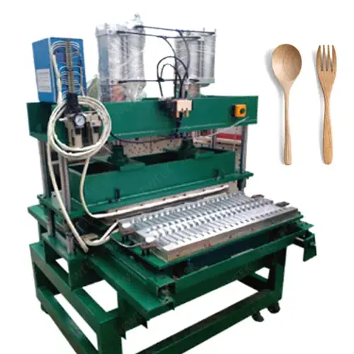 عکس قاشق و چنگال چوبی در بالا سمت راست تصویر و دستگاه تمام اتوماتیک قاشق و چنگال چوبی یک بار مصرف کنارش