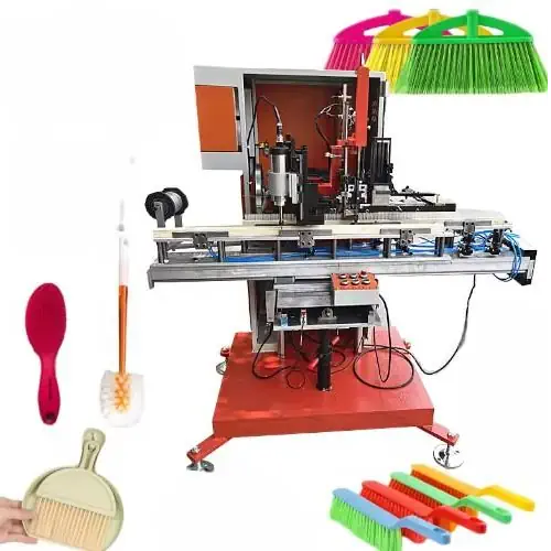 عکس دستگاه تولید شانه و برس  به همراه انواع شانه و برس و جارو در اطراف دستگاه