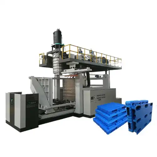 عکس پالت پلاستیکی آبی در کنار دستگاه تزریق پلاستیک تولید پالت پلاستیکی