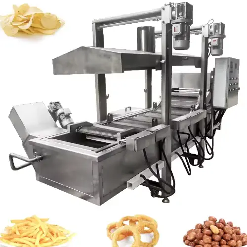 عکس انواع چیپس ساده و خلالی در بالای تصویر و دستگاه سرخ کن صنعتی چیپس سیب زمینی