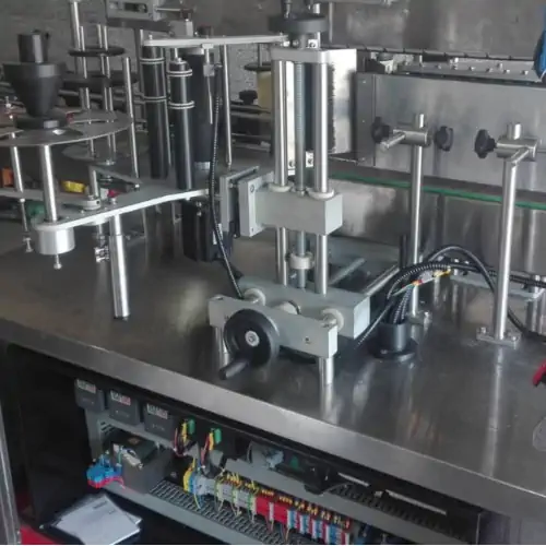 عکس دستگاه لیبل زن دوطرفه استیل از نمای نزدیک