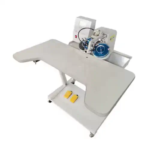 عکس نگیم دوزی صورت خرس و ردپای خرس در کنار دستگاه نگین دوزی چند سوزنی