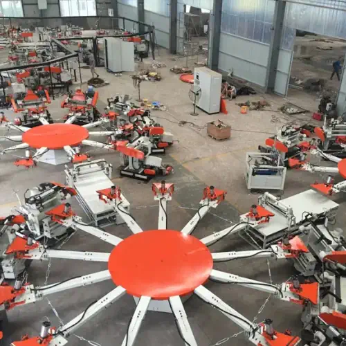 عکس ربات های قرمز گیره های تغذیه در دستگاه پولیشر قاشق و چنگال