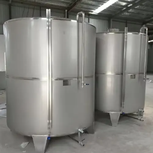 عکس دو مخزن آب استیل در کارخانه