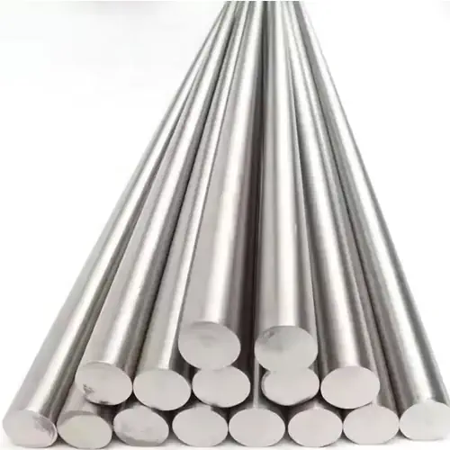 عکس تعدادی میلگرد استیل 304 در زمینه سفید