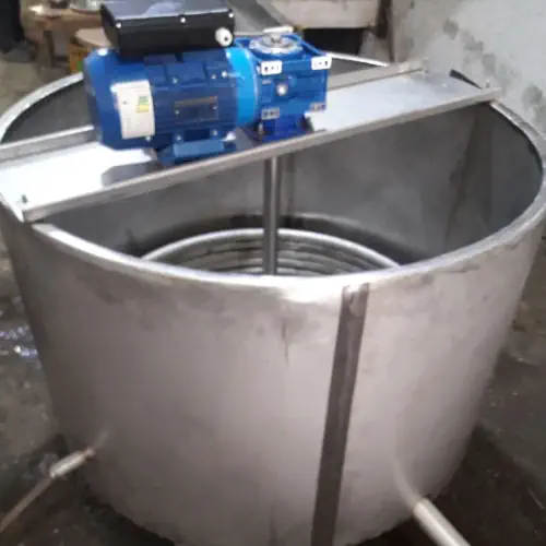 عکس دیگ نقل پز به همراه موتور آبی رنگ