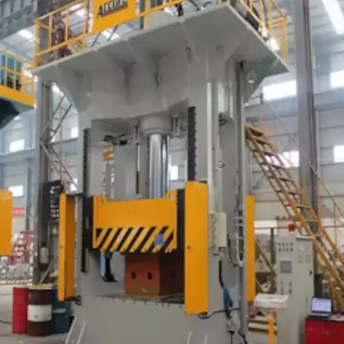 عکس دستگاه پرس عدسی زن در کارخانه