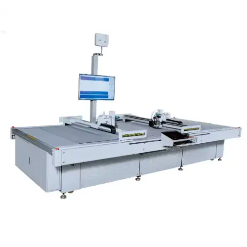 عکس چرخ دوخت چرم صندلی ماشین روی میز سفید چوبی